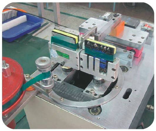 �p�S�z布�CDouble-Axis Taping Machine